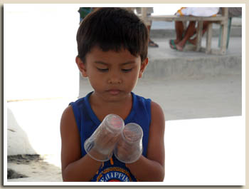 Enfant jouant avec des gobelets